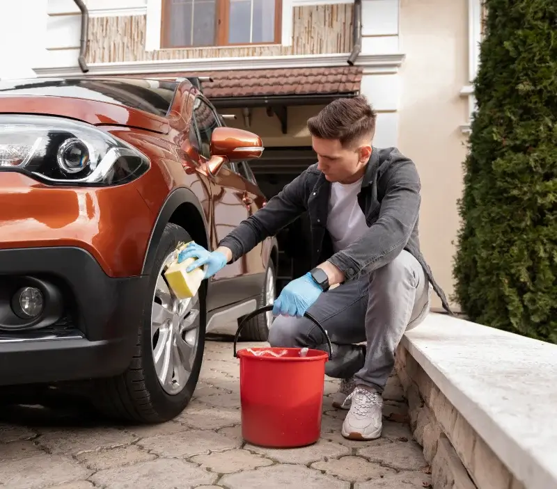 Lavage auto à domicile Fay-le-Clos : professionnel intervenant sur un véhicule